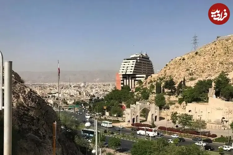 عکس سفر به ایران قدیم؛ منظرۀ «تنگ الله‌اکبر و دروازه قرآن شیراز» در دوران قاجار