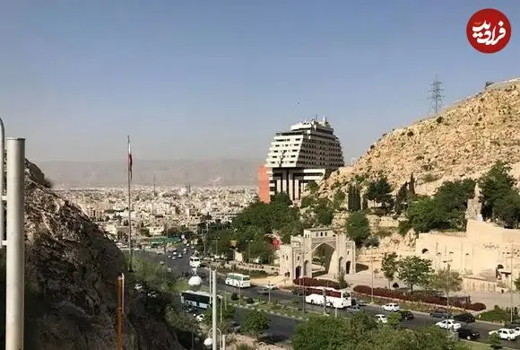 عکس سفر به ایران قدیم؛ منظرۀ «تنگ الله‌اکبر و دروازه قرآن شیراز» در دوران قاجار