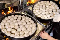 (ویدئو) غذای خیابانی در کره؛ پخت کوفته با میگو در سئول 