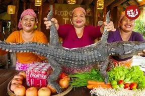 ببینید| غذای روستایی در سنگاپور؛ کباب کروکودیل کامل در روستایی سرسبز