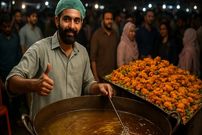 ببینید| غذای خیابانی در پاکستان؛ مرغ سوخاری و چپلی کباب در لاهور 