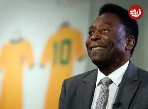 عکس| سفر در زمان؛ «پله» در 18 سالگی و در حال گفتگو با یک زن مسن محلی؛ سال 1336