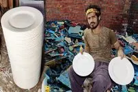 ببینید| فرآیند تماشایی بازیافت ضایعات پلاستیکی و تولید بشقاب های جدید در پاکستان