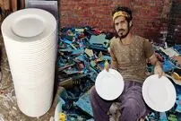 ببینید| فرآیند تماشایی بازیافت ضایعات پلاستیکی و تولید بشقاب های جدید در پاکستان