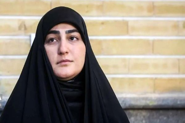 عکس؛ سفر در زمان؛ «زینب سلیمانی در حال گفتگو با عموی همسرش»؛ سال 1403