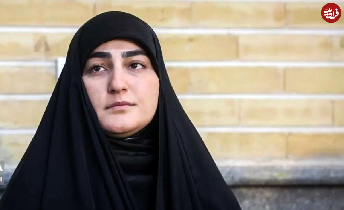 عکس؛ سفر در زمان؛ «زینب سلیمانی در حال گفتگو با عموی همسرش»؛ سال 1403