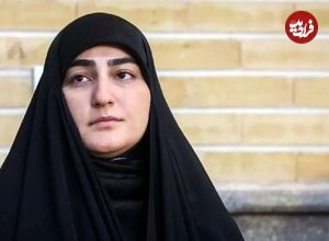 عکس؛ سفر در زمان؛ «زینب سلیمانی در حال گفتگو با عموی همسرش»؛ سال 1403