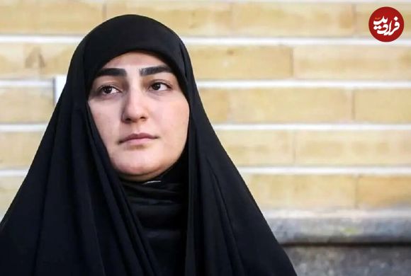 عکس؛ سفر در زمان؛ «زینب سلیمانی در حال گفتگو با عموی همسرش»؛ سال 1403