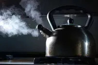 چرا کتری درست قبل از جوشیدن آب ناگهان آرام می‌شود؟؛ راز صدای عجیب کتری برقی