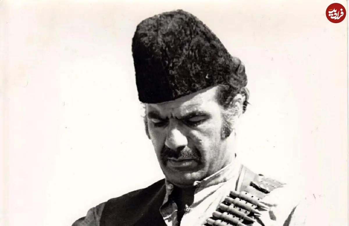 عکس| سفر در زمان؛ «ناصر ملک مطیعی» در 86 سالگی در تخت جمشید؛ سال 1395