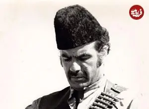 عکس| سفر در زمان؛ «ناصر ملک مطیعی» در 86 سالگی در تخت جمشید؛ سال 1395