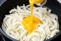 ببینید| طرز تهیه یک غذای فوری و خوشمزه با پیاز و تخم مرغ