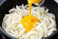 ببینید| طرز تهیه یک غذای فوری و خوشمزه با پیاز و تخم مرغ