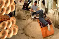 (ویدئو) غذای روستایی در ازبکستان؛ پخت نان غول پیکر در تنور
