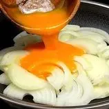 ببینید| طرز تهیه یک غذای ساده و جدید با تخم مرغ، سیب زمینی و پیاز