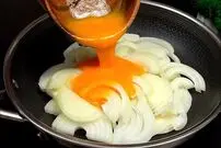 ببینید| طرز تهیه یک غذای ساده و جدید با تخم مرغ، سیب زمینی و پیاز