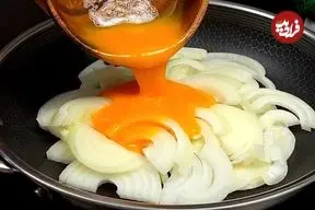 ببینید| طرز تهیه یک غذای ساده و جدید با تخم مرغ، سیب زمینی و پیاز
