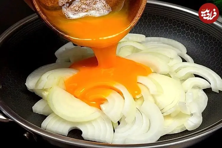 ببینید| طرز تهیه یک غذای ساده و جدید با تخم مرغ، سیب زمینی و پیاز
