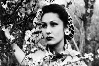 عکس| سفر در زمان؛ «ثریا همسر دوم محمدرضا پهلوی» در حال بازی با سگش در رم؛ سال 1343