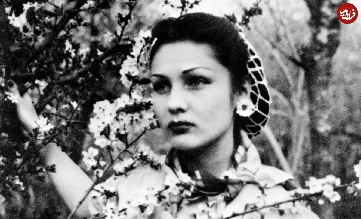 عکس| سفر در زمان؛ «ثریا همسر دوم محمدرضا پهلوی» در حال بازی با سگش در رم؛ سال 1343