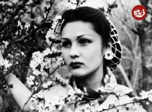 عکس| سفر در زمان؛ «ثریا همسر دوم محمدرضا پهلوی» در حال بازی با سگش در رم؛ سال 1343