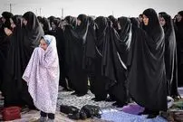 ببینید | غش کردن یک زن حین نماز جماعت روی آنتن تلویزیون