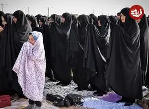 ببینید | غش کردن یک زن حین نماز جماعت روی آنتن تلویزیون