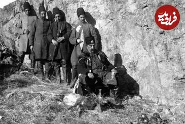 عکس| سفر زمان؛ «ناصرالدین شاه» زیر چتر در کنار رودخانۀ لار