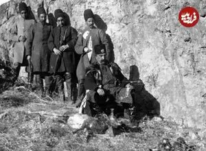 عکس| سفر زمان؛ «ناصرالدین شاه» زیر چتر در کنار رودخانۀ لار