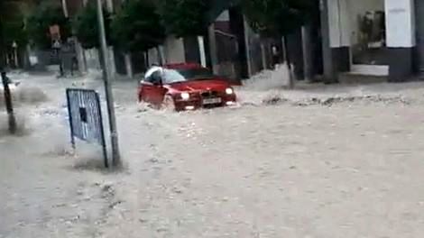 (ویدیو) تلاش برای رانندگی در سیلاب اسپانیا