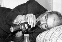 عکس؛ سفر در زمان؛ افراد زیر ۶۰ سال کارت تریاک نمی‌گیرند!