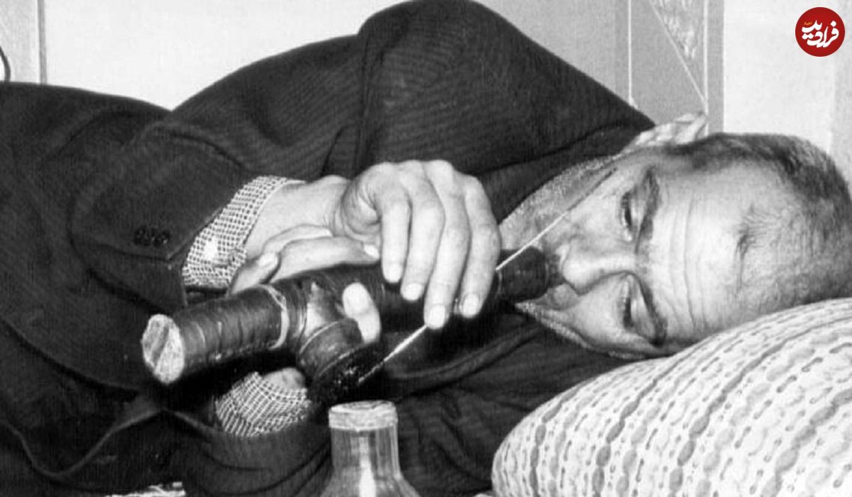 عکس؛ سفر در زمان؛ افراد زیر ۶۰ سال کارت تریاک نمی‌گیرند!