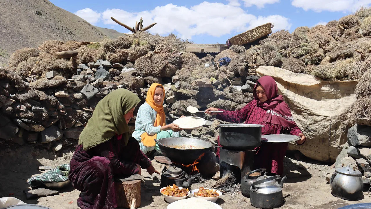 (ویدئو) پخت پلو قیمه افغانی توسط بانوان عشایر افغان