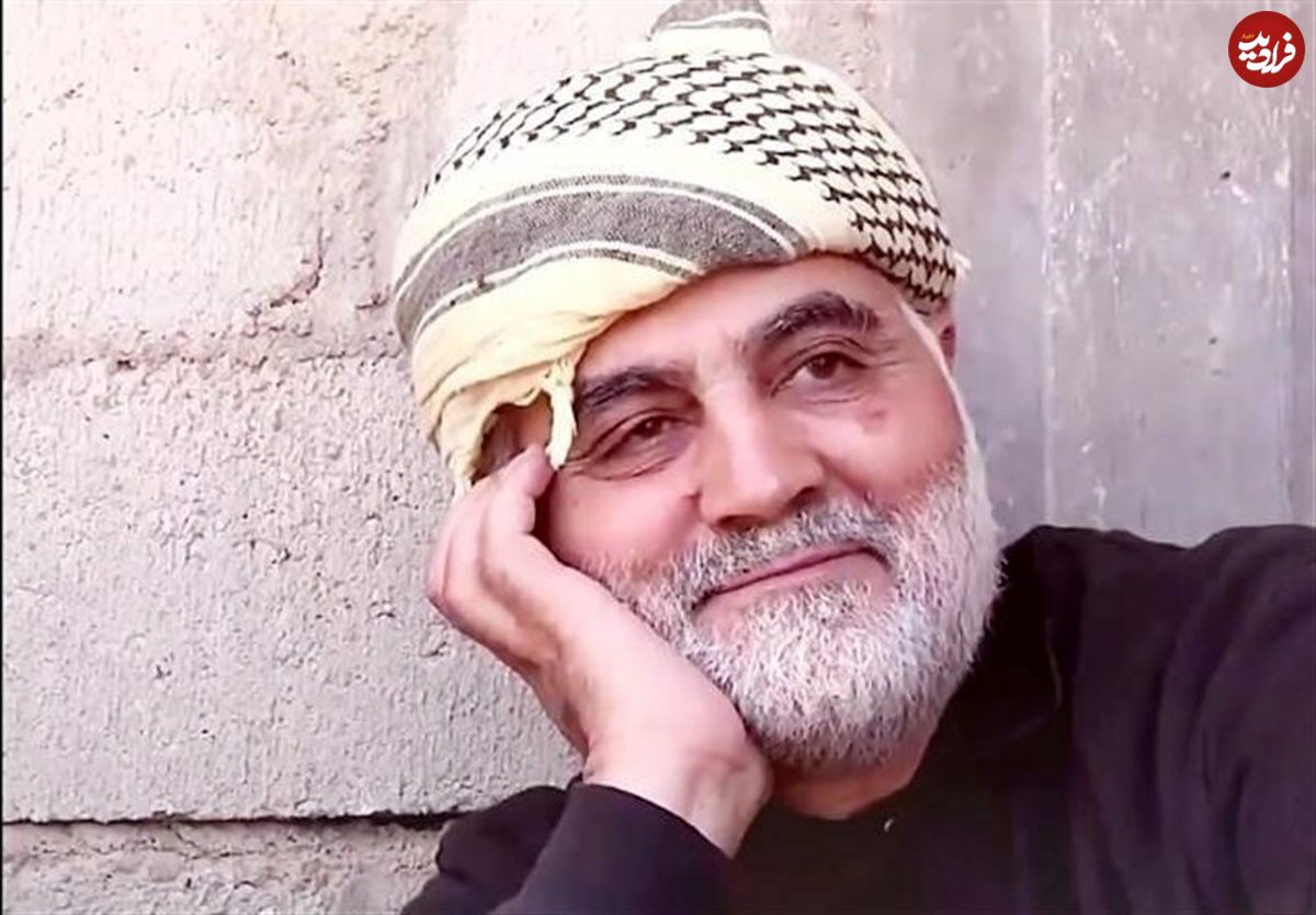 ببینید؛ سفر به تاریخ؛ «سردار سلیمانی» در حال تماشای بازی فوتبال از جایگاه تماشاچیان