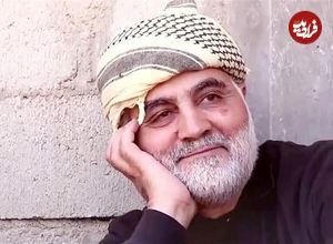 ببینید؛ سفر به تاریخ؛ «سردار سلیمانی» در حال تماشای بازی فوتبال از جایگاه تماشاچیان