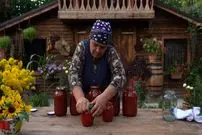 ببینید| غذای روستایی در آذربایجان؛ برداشت گوجه از مزرعه و تهیه رب با آن