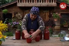 ببینید| غذای روستایی در آذربایجان؛ برداشت گوجه از مزرعه و تهیه رب با آن