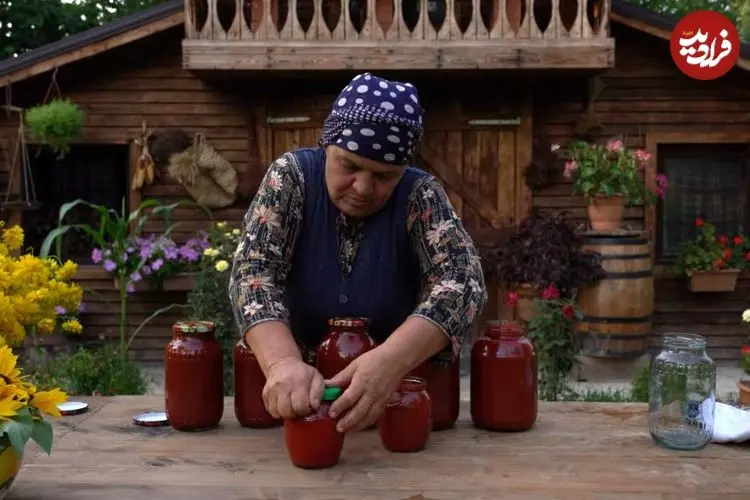 ببینید| غذای روستایی در آذربایجان؛ برداشت گوجه از مزرعه و تهیه رب با آن