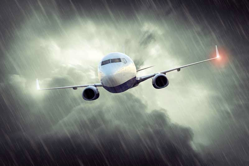 (ویدیو) تیک‌آف دیدنی یک هواپیما در هوای بارانی
