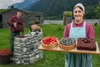 ببینید| غذای روستایی در آذربایجان؛ پخت کیک، تارت و مربا با توت فرنگی و گیلاس