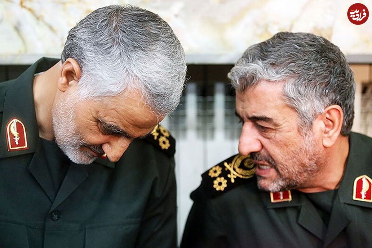 عکس؛ سفر به تاریخ؛ بوسۀ «سردار سلیمانی» بر پیشانی «سردار عزیز جعفری»؛ سال 1392