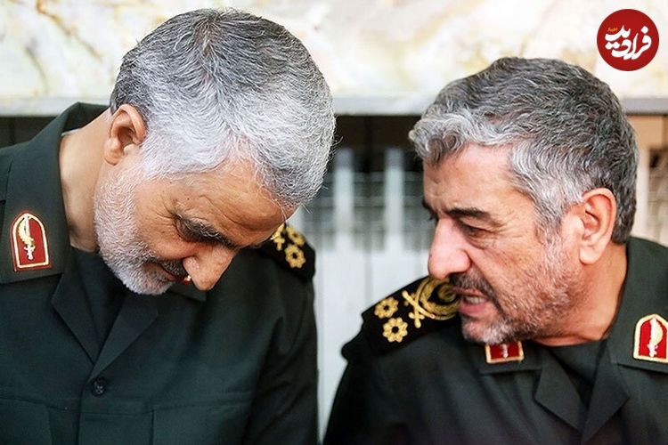 عکس؛ سفر به تاریخ؛ بوسۀ «سردار سلیمانی» بر پیشانی «سردار عزیز جعفری»؛ سال 1392