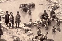 عکس؛ سفر به تاریخ؛ آبتنی در چشمۀ آبگرم سرعین در دوران ناصرالدین شاه