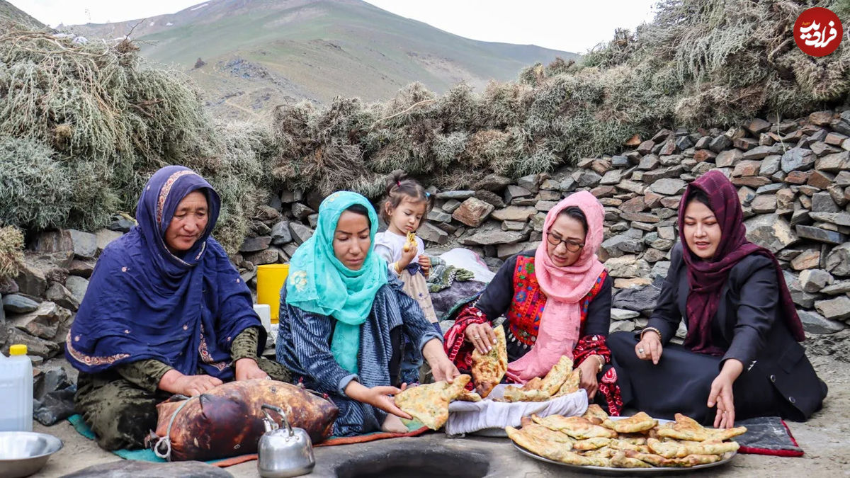 (ویدئو) پخت نان محلی، کوکو و کره به روش زنان عشایر افغان 