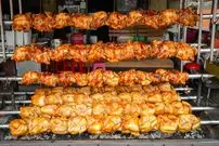 ببینید| غذای خیابانی در تایلند؛ کباب 300 مرغ کامل روی آتش در بانکوک