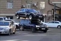 (ویدیو) حمل حیرت انگیز مرسدس بنز میباخ با 3 تن وزن توسط تویوتا لندکروز 