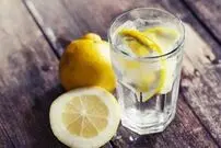 نوشیدن آب گرم با لیموترش و زردچوبه باعث تقویت سیستم ایمنی می‌شود