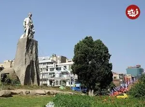 عکس| سفر زمان؛ مراسم پرده‌برداری از مجسمه فردوسی در میدان فردوسی؛ 55 سال قبل