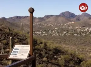 نصب یک دوربین در صحرا که برای ۱۰۰۰ سال آینده 