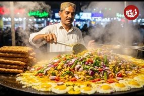 ببییند| غذای خیابانی در هند؛ پخت املت با گوجه و پیاز در بمبئی